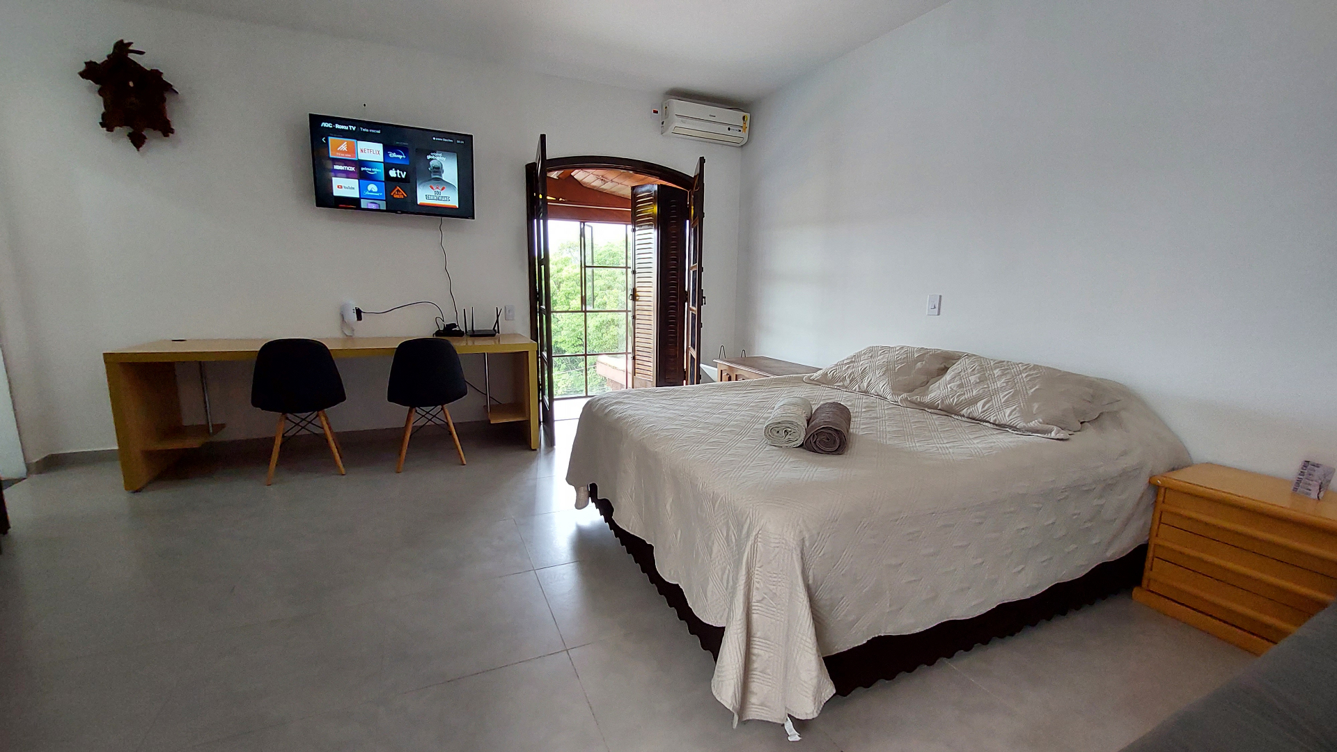 Quarto com cama de casal, TV Smart e ar condicionado