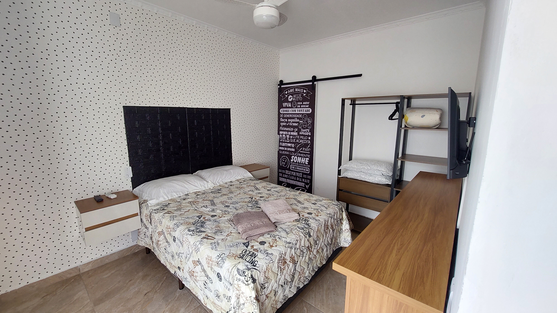 Quarto com cama de casal e ventilador de teto