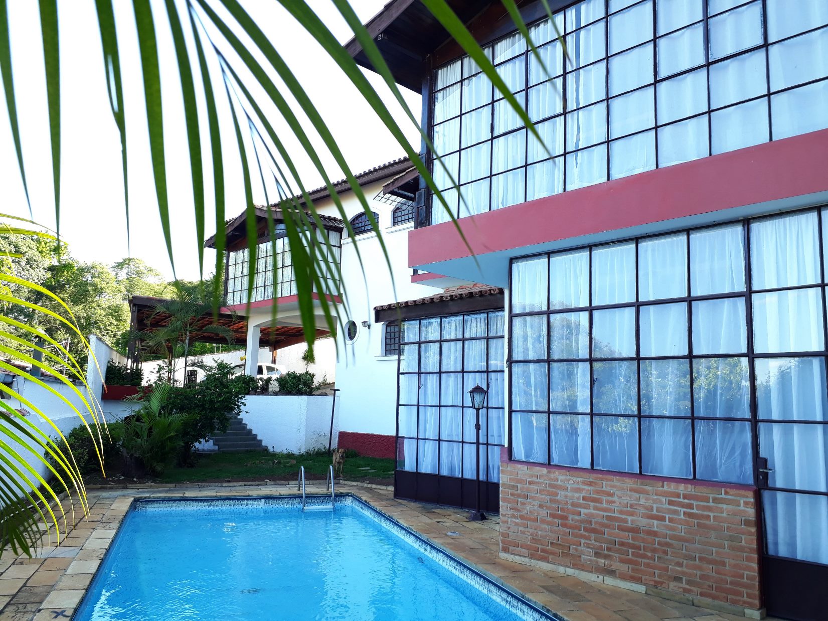 Área externa com piscina dos Estúdios Jardim Emília