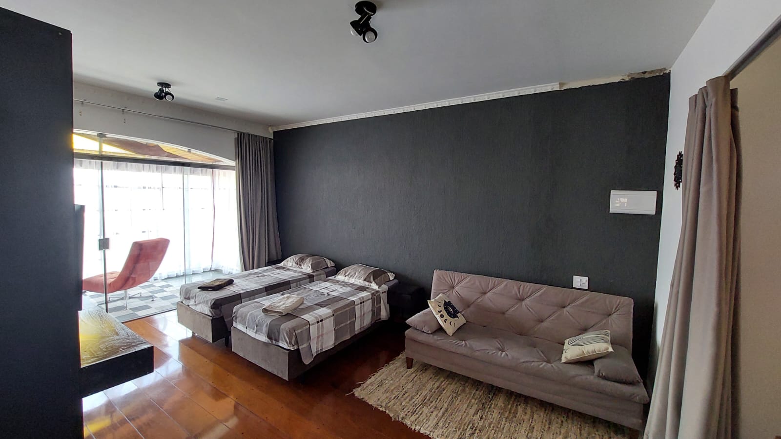 Estúdio 1 — quarto com 2 camas de solteiro e sofá