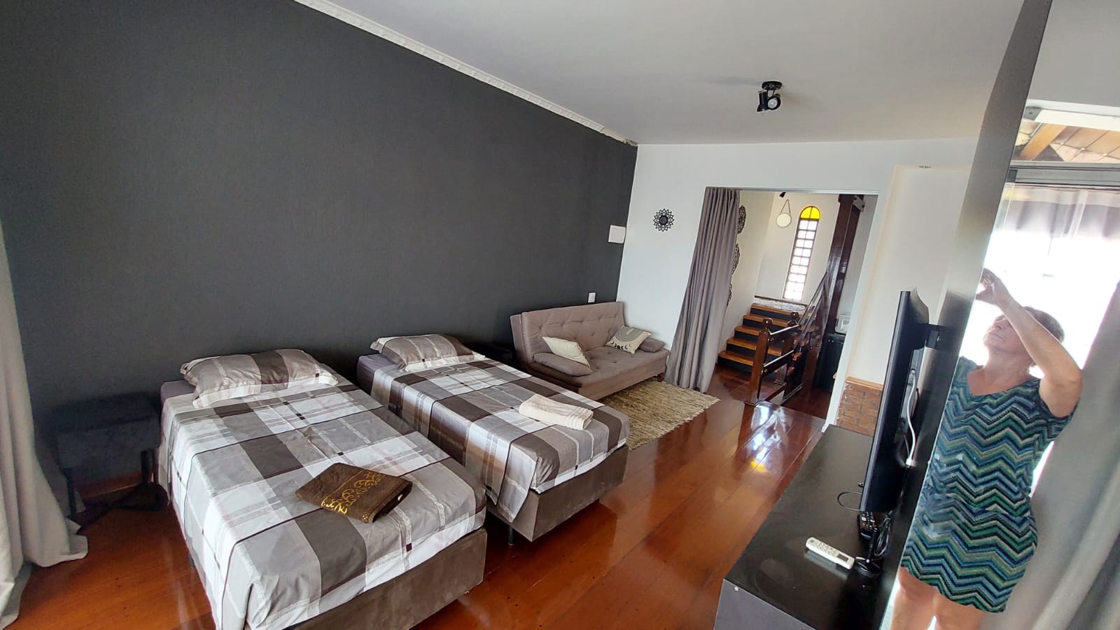 Estúdio 1 — vista do quarto com TV Smart