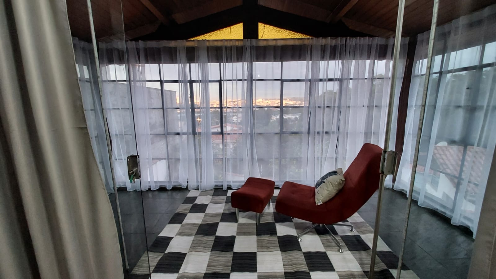Estúdio 1 — varanda com vista da cidade